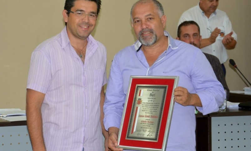 Jornalista Lucas Leoni recebe Título de Cidadão Buriense