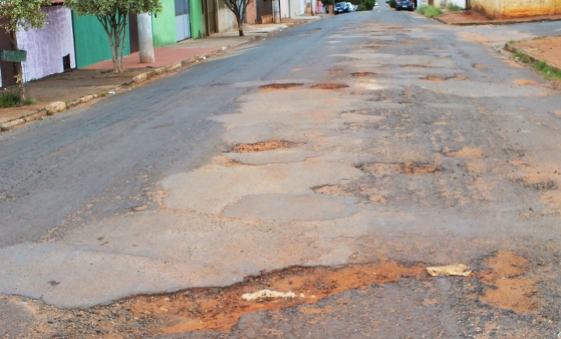 Prefeitura inicia a manutenção de estradas e ruas esburacadas